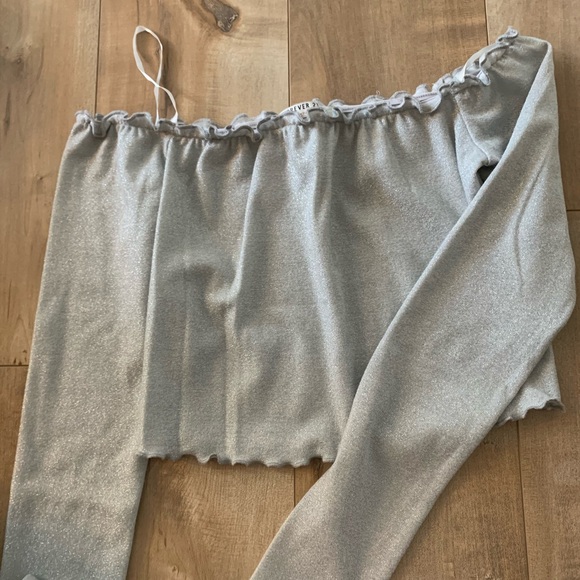 Off the shoulders - Picture 2 of 2